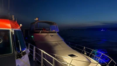 Çanakkale Boğazı'nda arıza yapan 12 metrelik tekne, Kıyı Emniyeti ekipleri