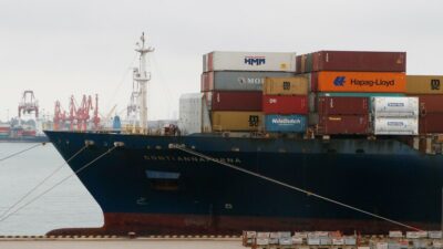 Çin'in Qingdao Limanı'nda bir kargo gemisinde çıkan yangın sonucunda 20