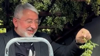 Çorum'un ünlü Eskiciler Sokak'ında üzümler toplandı. Belediye Başkanı Aşgın, hasadın