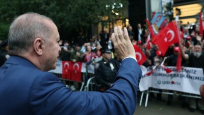 Cumhurbaşkanı Erdoğan, Türkevi'ne girişinde kalabalığın yoğun sevgisiyle karşılaştı. Vatandaşlarla sohbet
