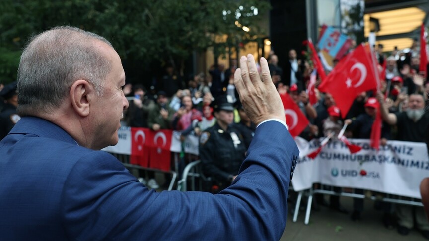 Cumhurbaşkanı Erdoğan, Türkevi'ne girişinde kalabalığın yoğun sevgisiyle karşılaştı. Vatandaşlarla sohbet