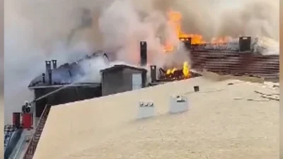 Kocaeli'nin Darıca ilçesinde bir apartmanın çatısında çıkan yangın, çevredeki vatandaşları