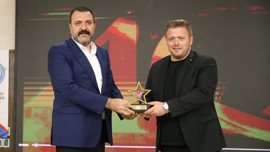 Diyarbakır'da düzenlenen ödül töreninde basın mensuplarının önemi vurgulandı, bilgi kirliliğiyle