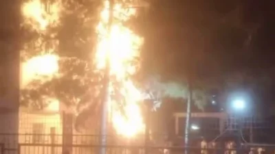 Diyarbakır'da havai fişeklerin neden olduğu yangın, itfaiye ekipleri tarafından zamanında