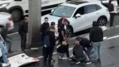 E-5 Karayolu'nda bir kamyonetin aydınlatma direğine çarpması sonucu yaşanan kazada,