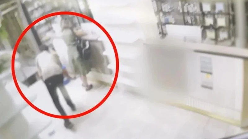 Ankara'da bir eczacının, ilaç almaya gelen kadın müşterisini gizlice çekmesi