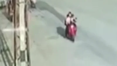 Adana'da çocuklarını okula götüren bir anne, ehliyetsiz sürücü tarafından motosikletle