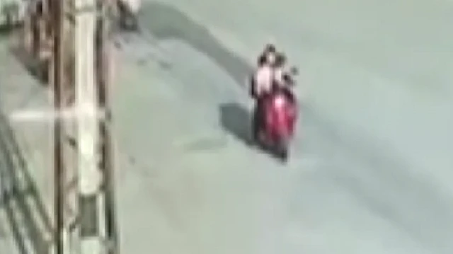 Adana'da çocuklarını okula götüren bir anne, ehliyetsiz sürücü tarafından motosikletle
