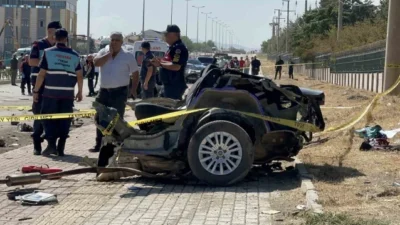 Elazığ'da meydana gelen kaza sonucu bir otomobil ikiye bölündü. Kazada