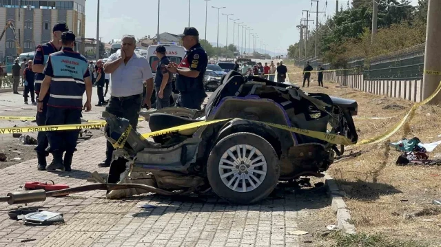 Elazığ'da meydana gelen kaza sonucu bir otomobil ikiye bölündü. Kazada