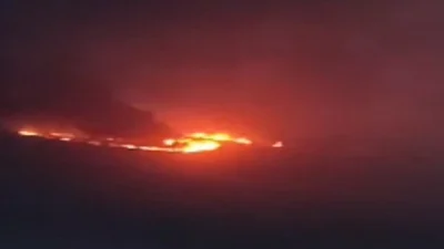 Elazığ'da bir lastik deposunda çıkan yangın, rüzgarın etkisiyle hızla yayıldı.