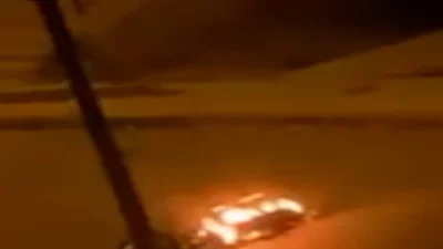 Elazığ'da bir şahıs, sokakta motosikletini ateşe vererek mahalle sakinlerine korku