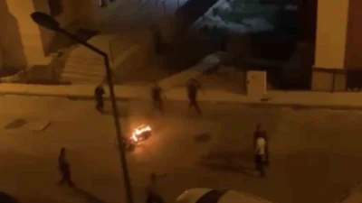 Elazığ'da bir kişi, bilinmeyen bir sebeple motosikletini ateşe vererek sokak