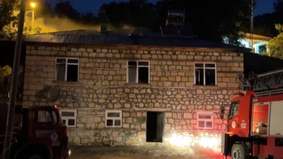 Elazığ'ın Karakoçan ilçesinde çıkan yangında bir karı koca hayatını kaybetti.