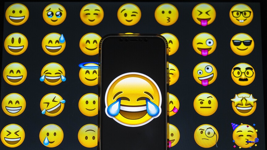 Emojiler, sosyal medyada evrensel bir iletişim aracı olarak öne çıkarken,