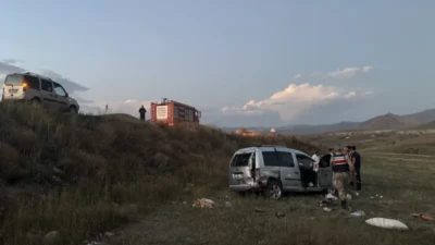 Erzurum-Artvin kara yolunda meydana gelen kazada bir panelvan devrildi. İki