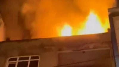 Esenler'de kentsel dönüşüm için boşaltılan bir binada çıkan yangın, itfaiye