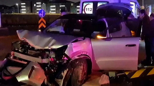 Eskişehir'de meydana gelen trafik kazasında iki araç çarpıştı, 3 kişi