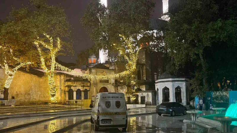 İstanbul Eyüpsultan Camii'nde namaz sırasında iki kişi arasında çıkan tartışma,