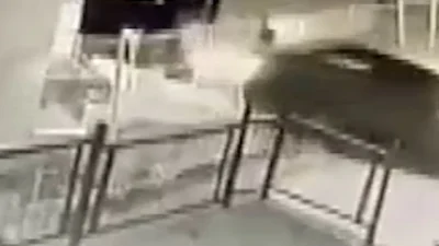 Eyüpsultan'da bir otomobil, direksiyon hakimiyetinin kaybedilmesi sonucu 15 metre yükseklikten