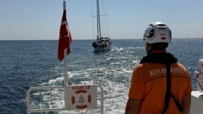 Fethiye açıklarında makine arızası nedeniyle sürüklenen bir teknedeki 4 kişi,