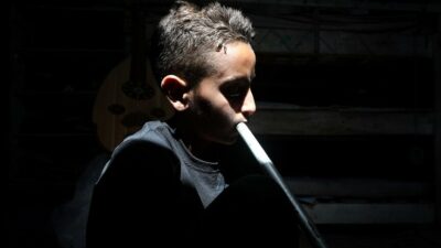 Annesini kaybeden Filistinli çocuk, yaşadığı travmayı ney çalarak hafifletmeye çalışıyor.