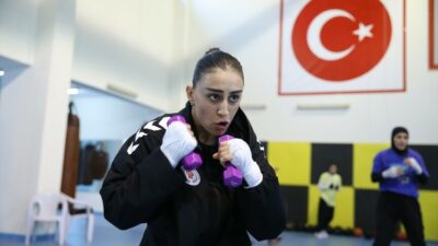 Milli boksör Filiz Işık, yaşadığı sakatlıklara rağmen Avrupa Şampiyonası için