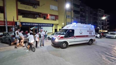 Manisa'nın Soma ilçesinde freni boşalan bir otomobil, AK Parti ilçe