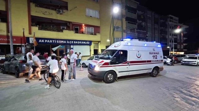 Manisa'nın Soma ilçesinde freni boşalan bir otomobil, AK Parti ilçe
