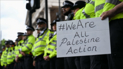 İngiltere'de Palestine Action destekçileri, Dışişleri Bakanı Ed Miliband'a Gazze'deki soykırımı