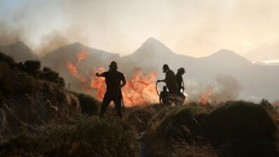 Girit Adası'ndaki yangın, rüzgarın etkisiyle büyümeye devam ediyor. Bölgedeki itfaiye