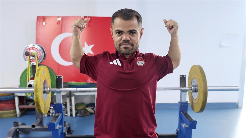 Halterdeki başarılarıyla adından söz ettiren Abdullah Kayapınar, 2028 Paralimpik Oyunları'nda