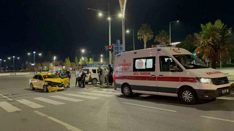 Samsun’un İlkadım ilçesinde meydana gelen kazada, iki ticari taksinin çarpışması