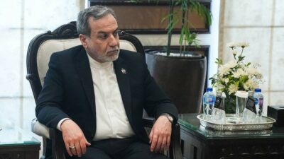 İran Dışişleri Bakanı Erakçi, ABD’nin özel temsilcileriyle görüşerek Hürmüz Boğazı'nın