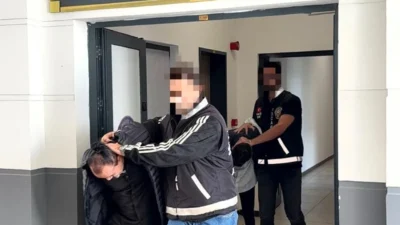 Kocaeli’de iş görüşmesi tuzağıyla dolandırıcılık yapan iki kişi tutuklandı. Şüphelilerin,