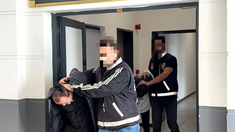 Kocaeli’de iş görüşmesi tuzağıyla dolandırıcılık yapan iki kişi tutuklandı. Şüphelilerin,