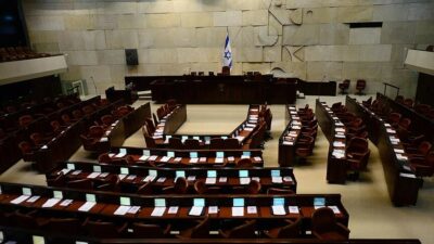 İsrail'deki son anketler, Netanyahu'nun partisinin meclisteki sandalye sayısının düştüğünü ve