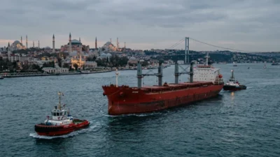 İstanbul Boğazı'nda arıza yapan 'ANI STAR' isimli gemi, römorkörler tarafından