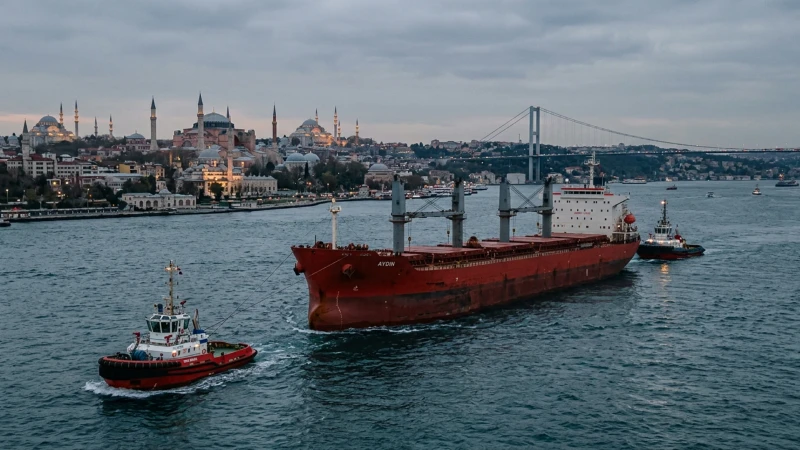 İstanbul Boğazı'nda arıza yapan 'ANI STAR' isimli gemi, römorkörler tarafından