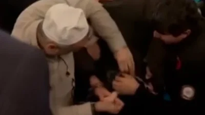 Eyüpsultan Camisi'nde ibadet sırasında yaşanan silahlı kavga paniğe yol açtı.