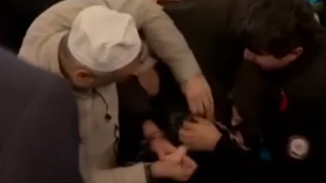 Eyüpsultan Camisi'nde ibadet sırasında yaşanan silahlı kavga paniğe yol açtı.