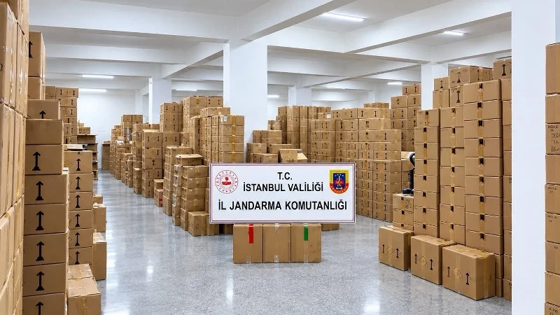 İstanbul'da düzenlenen operasyonda 200 milyon liralık kaçak parfüm ele geçirildi.