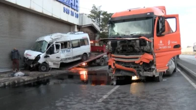 Ümraniye'de meydana gelen kazada, servis minibüsü ile İBB'ye ait atık