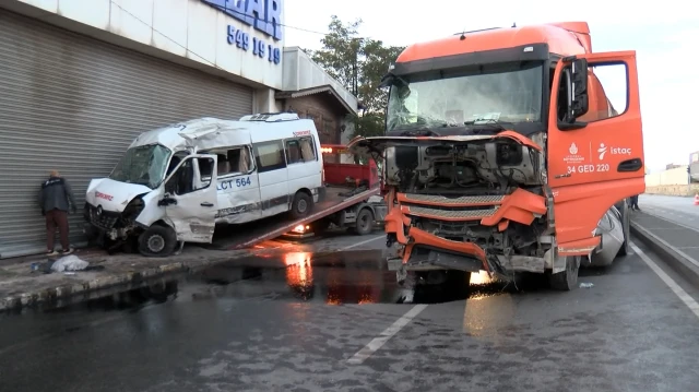 Ümraniye'de meydana gelen kazada, servis minibüsü ile İBB'ye ait atık