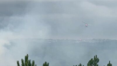 Arnavutköy'de ormanlık alanda başlayan yangına itfaiye ekipleri karadan ve havadan