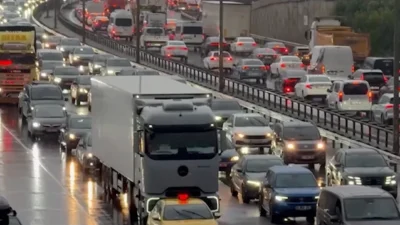 İstanbul'da sabah saatlerinde etkili olan yağmur, trafiği olumsuz etkileyerek yoğunluğu