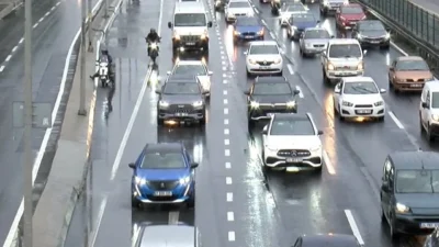 İstanbul'da etkili olan yağış, Pendik Kurtköy'de bir TIR kazasına ve