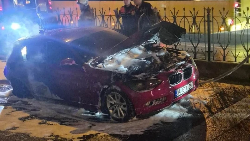 Fatih'te seyir halindeki bir otomobilden yükselen alevler paniğe neden oldu.