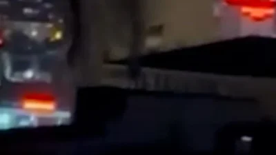 Küçükçekmece'de bir bina, yıkım çalışmaları sırasında aniden çöktü. Mahalle panik
