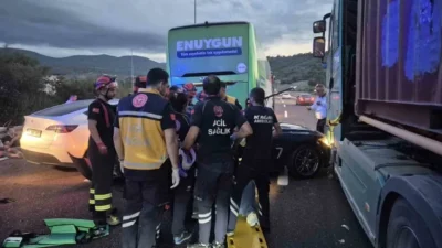 İstanbul-İzmir Otoyolu'nda meydana gelen zincirleme kaza sonucunda 11 kişi yaralandı.